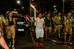Popó conduz a tocha olímpica em Salvador